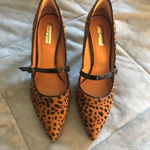 Leopard print pumps